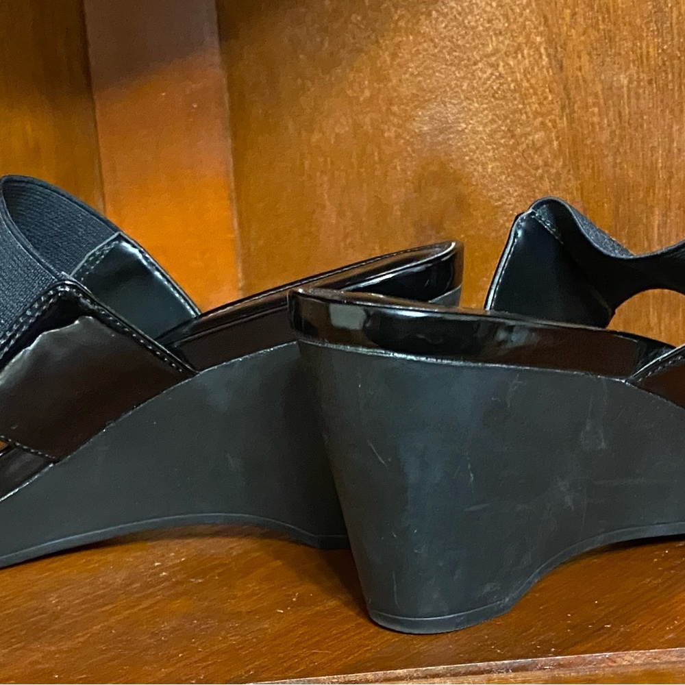 Chaps two strap Rhoda wedge heels. Size 7.5 medium - Picture 10 of 15